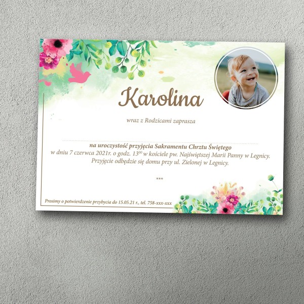 Zaproszenie na chrzciny ze zdjęciem dziecka w rogu, wiosenne barwy, zielono różowe kolory.