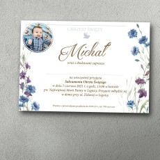 Zaproszenie na chrzciny ze zdjęciem dziecka w rogu, niebieskie goździki tworzą ramkę ozdobną.