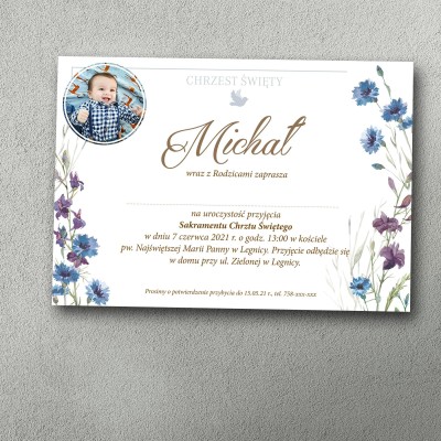 Zaproszenie na chrzciny ze zdjęciem dziecka w rogu, niebieskie goździki tworzą ramkę ozdobną.