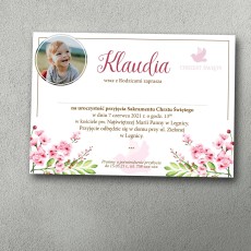 Zaproszenie na chrzciny ze zdjęciem dziecka, różowe kwiatki na dole, złote napisy, gołąbek.