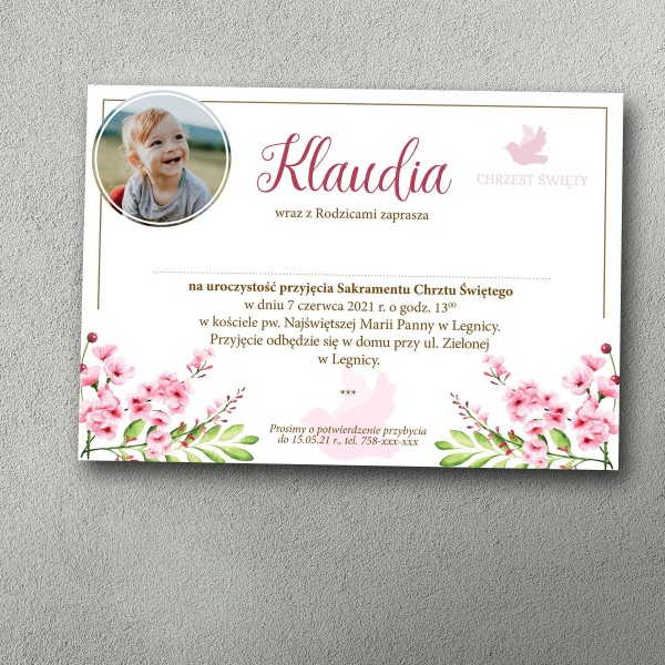 Zaproszenie na chrzciny ze zdjęciem dziecka, różowe kwiatki na dole, złote napisy, gołąbek.