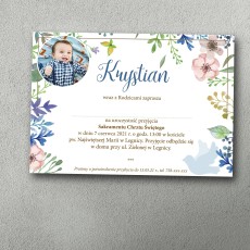 Zaproszenie na chrzciny ze zdjęciem dziecka w rogu, całość otoczona polnymi, kolorowymi kwiatkami i zielonymi łodygami.