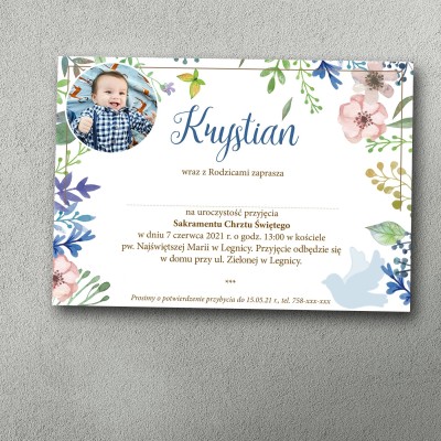 Zaproszenie na chrzciny ze zdjęciem dziecka w rogu, całość otoczona polnymi, kolorowymi kwiatkami i zielonymi łodygami.