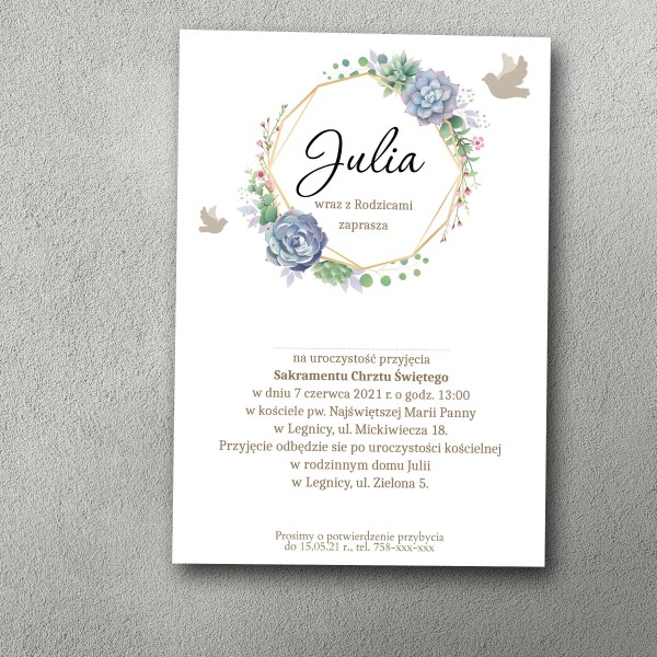 Zaproszenie na chrzest z okrągłą ramką ozdobioną niebieskim kwiatkami a w środku imię. Gołąbki fruwają wokół.