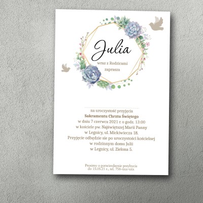 Zaproszenie na chrzest z okrągłą ramką ozdobioną niebieskim kwiatkami a w środku imię. Gołąbki fruwają wokół.