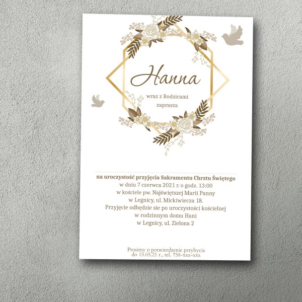 Zaproszenie na chrzest z nowoczesną ramką pośrodku, brązowymi listkami i beżowymi gołąbkami.