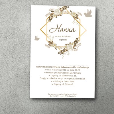 Zaproszenie na chrzest z nowoczesną ramką pośrodku, brązowymi listkami i beżowymi gołąbkami.