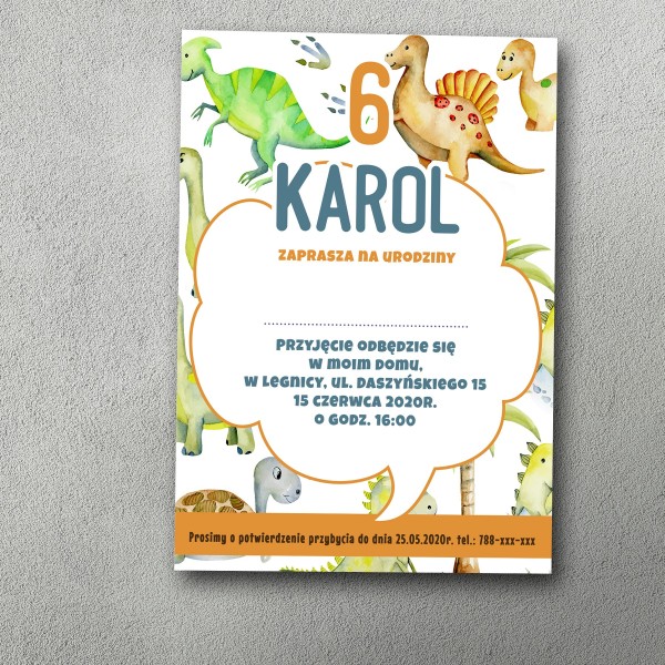 Przyjazne dinozaury z dużą białą chmurką i kolorową treścią zaproszenia.