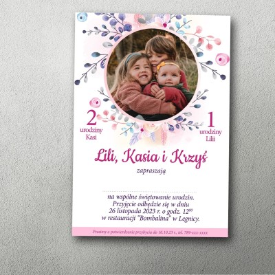 Różowe kwiaty na zaproszeniu na podwójne urodziny ze zdjęciem