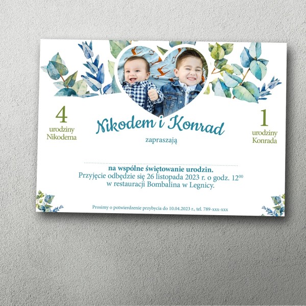 Zaproszenie urodzinowe ze zdjęciem w kształcie serca, otoczonym liśćmi, z cyframi w rogach