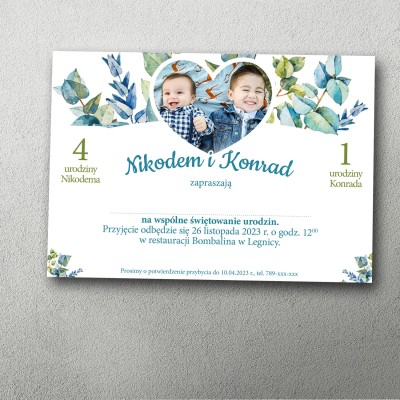 Zaproszenie urodzinowe ze zdjęciem w kształcie serca, otoczonym liśćmi, z cyframi w rogach