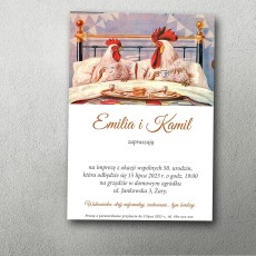 Kura i kogut pod kołdrą piją kawę, patrzą na siebie.