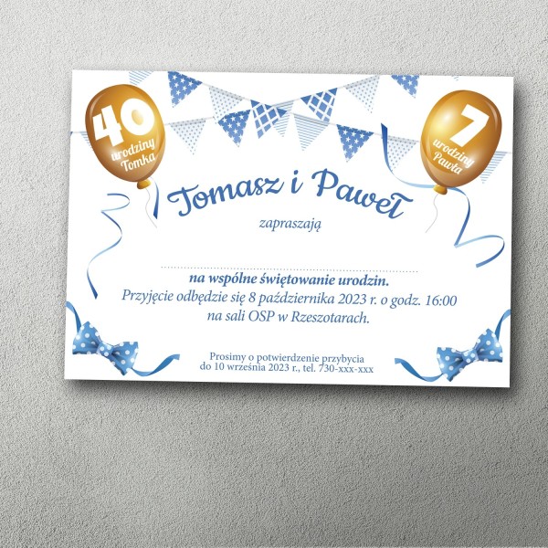 Zaproszenie z niebieskimi proporczykami, muszkami i złotymi balonami.
