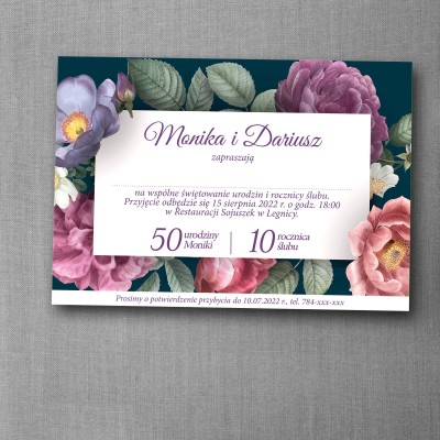 Zaproszenie na urodziny i rocznicę ślubu z kwiatowym bukietem na ciemnym tle
