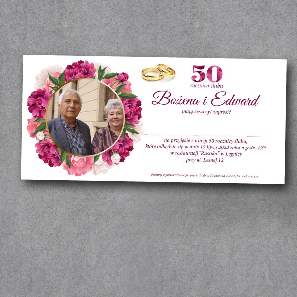 Zaproszenie na rocznicę ślubu, białe tło, zdjęciem jubilatów w kole po lewej stronie otoczonym bordowymi piwoniami.
