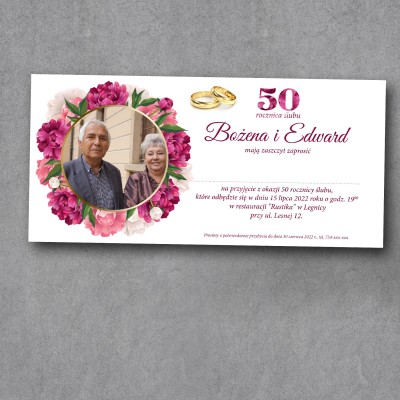 Zaproszenie na rocznicę ślubu, białe tło, zdjęciem jubilatów w kole po lewej stronie otoczonym bordowymi piwoniami.