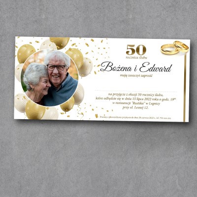 Zaproszenie na rocznicę ślubu DL ze zdjęciem jubilatów w kole po lewej stronie otoczonym złotymi balonami, na jasnym tle