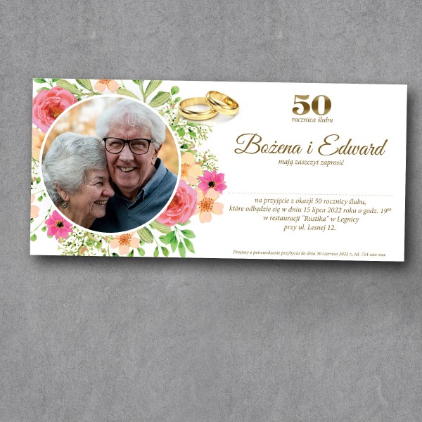Zaproszenie na rocznicę ślubu DL ze zdjęciem jubilatów w kole po lewej stronie otoczonym kolorowymi wiosennymi kwiatami.