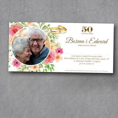 Zaproszenie na rocznicę ślubu DL ze zdjęciem jubilatów w kole po lewej stronie otoczonym kolorowymi wiosennymi kwiatami.