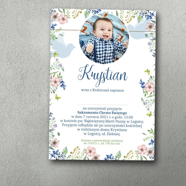 Zaproszenie na chrzciny ze zdjęciem dziecka wśród łąki pełnej kwiatów. Dla chłopca.