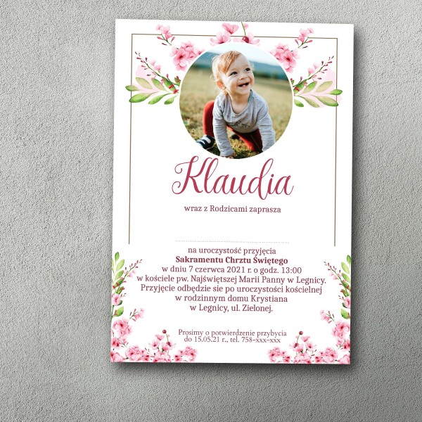Zaproszenie na chrzciny ze zdjęciem dziecka wśród różowych kwiatków. Ramka z ozdobnej przerywanej linii.