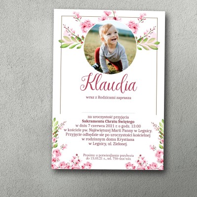 Zaproszenie na chrzciny ze zdjęciem dziecka wśród różowych kwiatków. Ramka z ozdobnej przerywanej linii.
