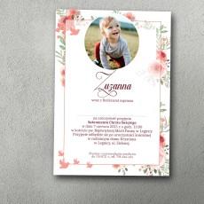 Zaproszenie na chrzciny z okrągłym zdjęciem dziecka wśród różowych peonii i kwiatów.
