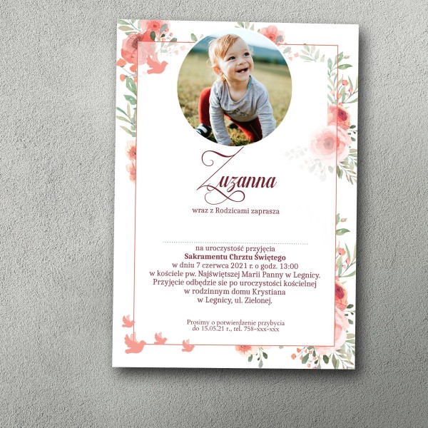 Zaproszenie na chrzciny z okrągłym zdjęciem dziecka wśród różowych peonii i kwiatów.