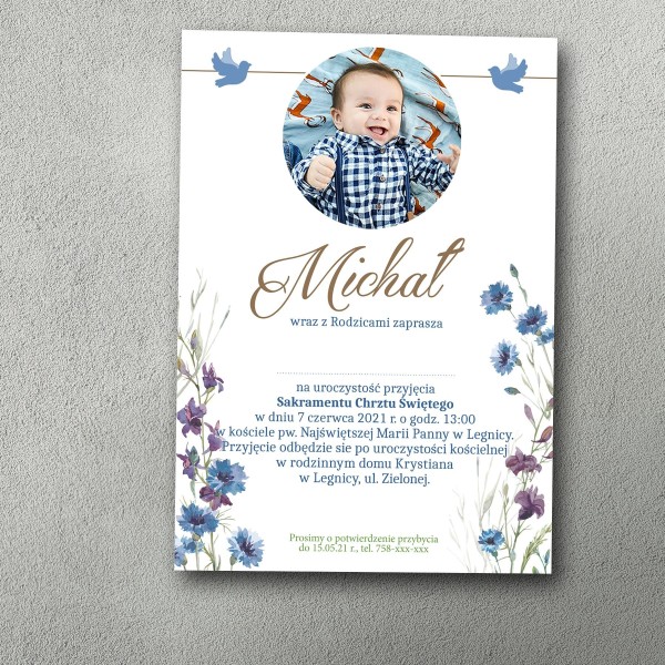 Zaproszenie na chrzciny ze zdjęciem dziecka w roślinnej, goździkowej ramce. Urocze dla chłopca.