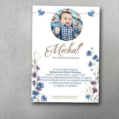 Zaproszenie na chrzciny ze zdjęciem dziecka w roślinnej, goździkowej ramce. Urocze dla chłopca.