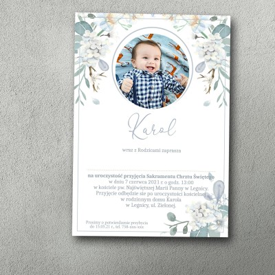 Zaproszenie na chrzciny ze zdjęciem dziecka otoczone mglistym obrazem szaro zimowych roślin.