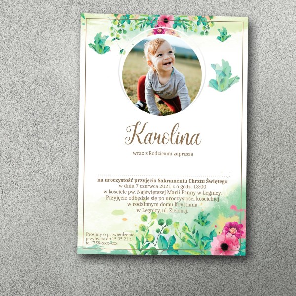 Zaproszenie na chrzciny ze zdjęciem dziecka, roślinki na górze a na dole zielona łąka. Dalej  tekst zaproszenia.