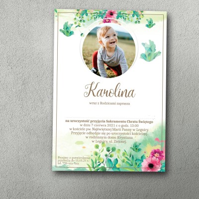 Zaproszenie na chrzciny ze zdjęciem dziecka, roślinki na górze a na dole zielona łąka. Dalej  tekst zaproszenia.