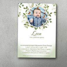Zaproszenie na chrzciny ze zdjęciem dziecka w roślinnej, zielonej ramce. Pod spodem tekst zaproszenia, potwierdzenie przybycia.