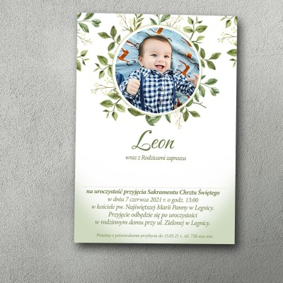 Zaproszenie na chrzciny ze zdjęciem dziecka w roślinnej, zielonej ramce. Pod spodem tekst zaproszenia, potwierdzenie przybycia.