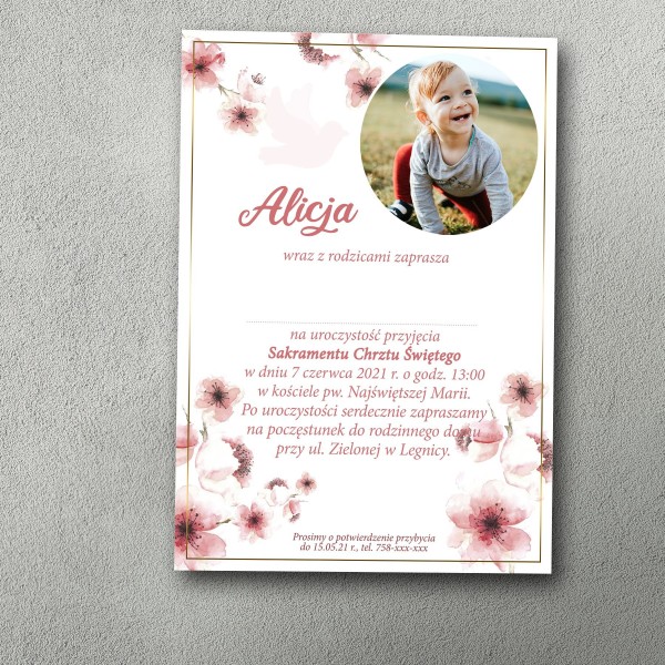 Zaproszenie na chrzciny ze zdjęciem dziecka w rogu, czerwone maki rozłożone na całej kartce.