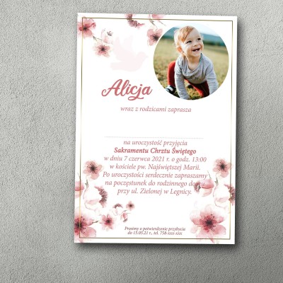 Zaproszenie na chrzciny ze zdjęciem dziecka w rogu, czerwone maki rozłożone na całej kartce.