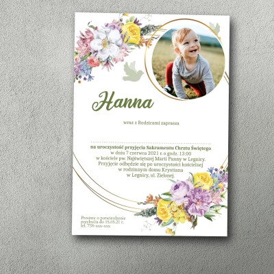 Zaproszenie na chrzciny ze zdjęciem dziecka w rogu, obok bukiety polnych kwiatów z żółtym mleczem.