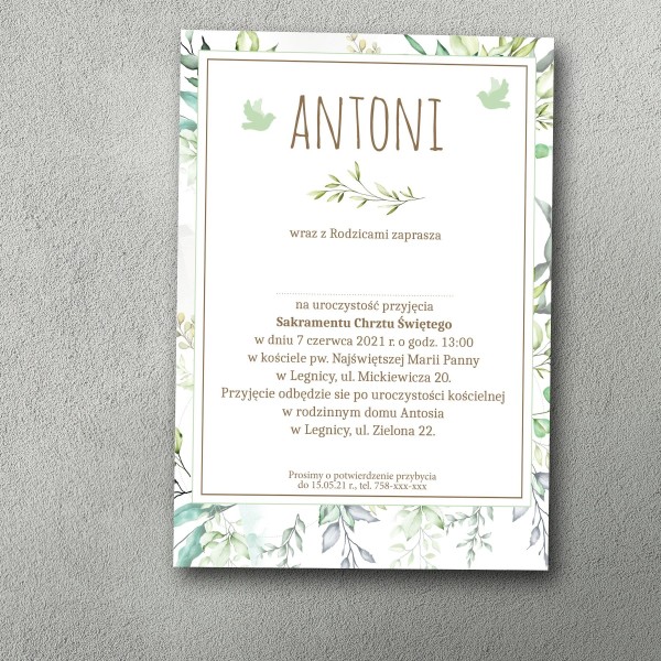 Klasyczne zaproszenie na chrzest z ozdobnym ramką w stylu roślinnym.