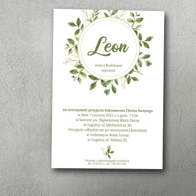 Zaproszenie na chrzest z imieniem otoczonym okręgiem z zielonych liści, jednostronne.