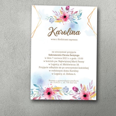 Klasyczne zaproszenie na chrzest z kwiatowym wzorem, jednostronne. Piękne bukiety kwiatów.