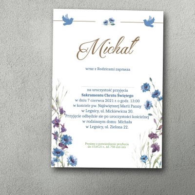 Subtelne zaproszenie na chrzest z niebieskim kwiatkami po bokach.
