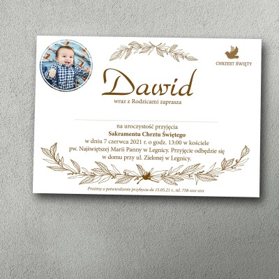 Zaproszenie na chrzest ze zdjęciem w rogu, brązowe ilustracje, brązowy tekst, dla chłopca.