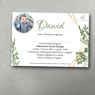 Zaproszenie na chrzest ze zdjęciem w rogu, zielone listki po bokach, wiosenne.