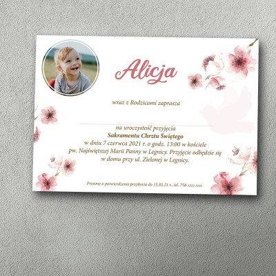 Zaproszenie na chrzest ze zdjęciem w rogu, różowe kwiatki, subtelne kolory, dla dziewczynki.