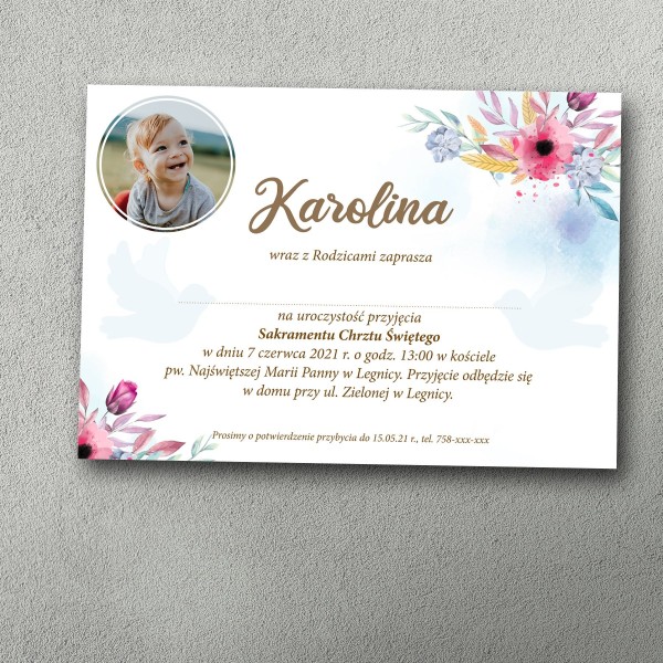 Zaproszenie na chrzciny ze zdjęciem dziecka w rogu, bukiety kwiatów, niebieskie chmury.