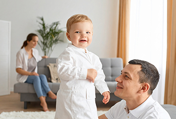 Dziecko z ojcem pozuje do zdjęcia