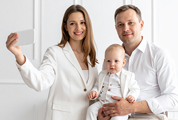 Rodzina pozująca do zdjęcia